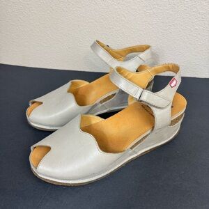 On Foot Women's 113 Arti Sandal size 40 or US size 9
In EUC